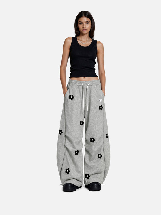 Pantalones deportivos holgados con bordado floral Aelfric Eden
