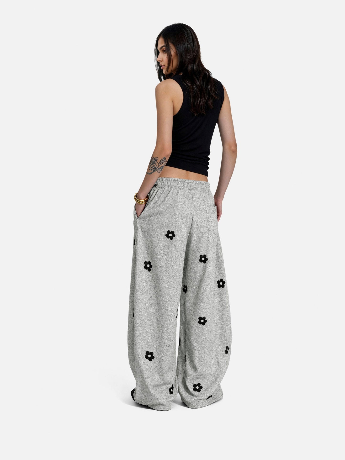 Pantalones deportivos holgados con bordado floral Aelfric Eden