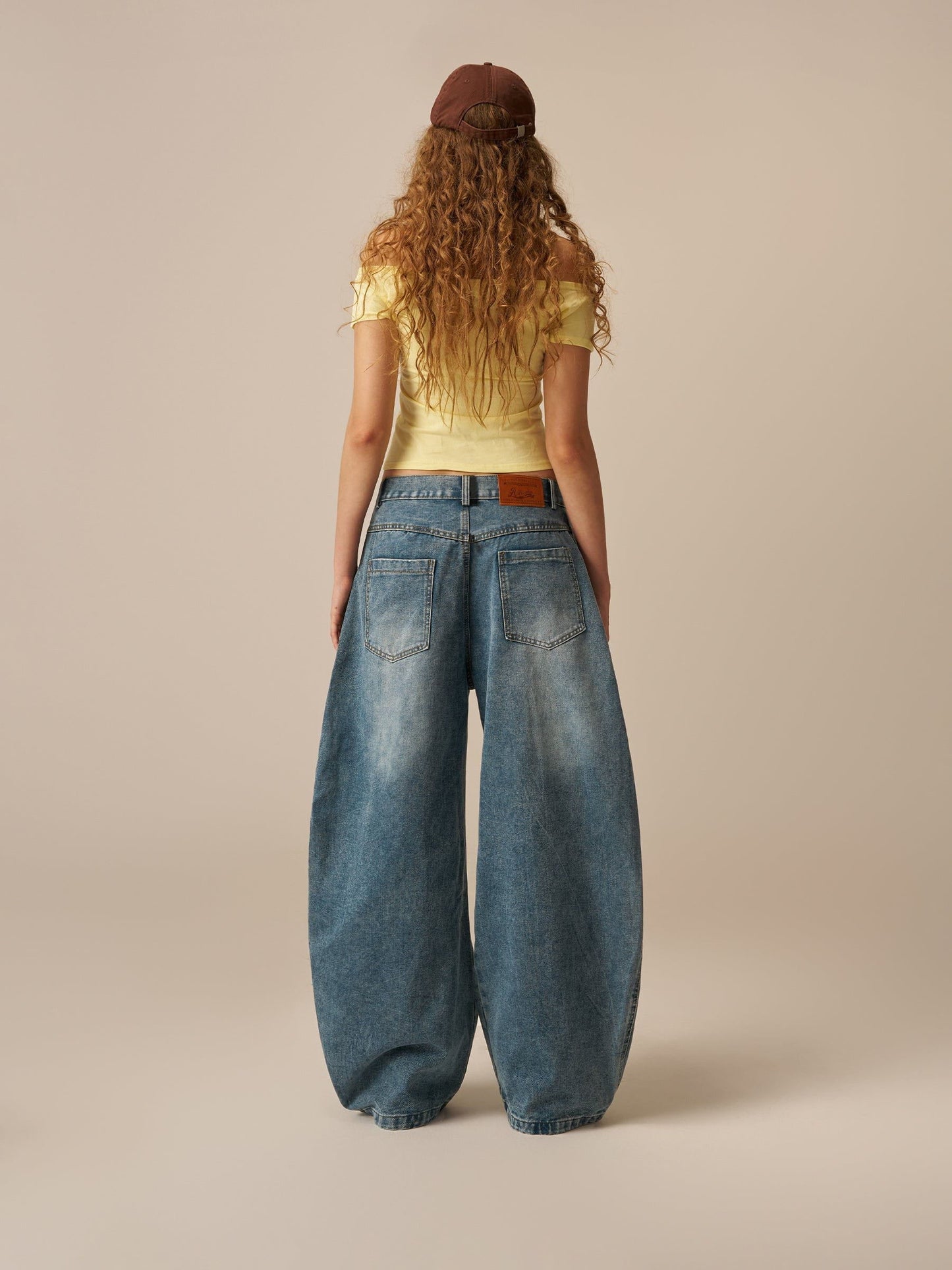 Pantalones vaqueros holgados Aelfric Eden con estampado de perro barril.