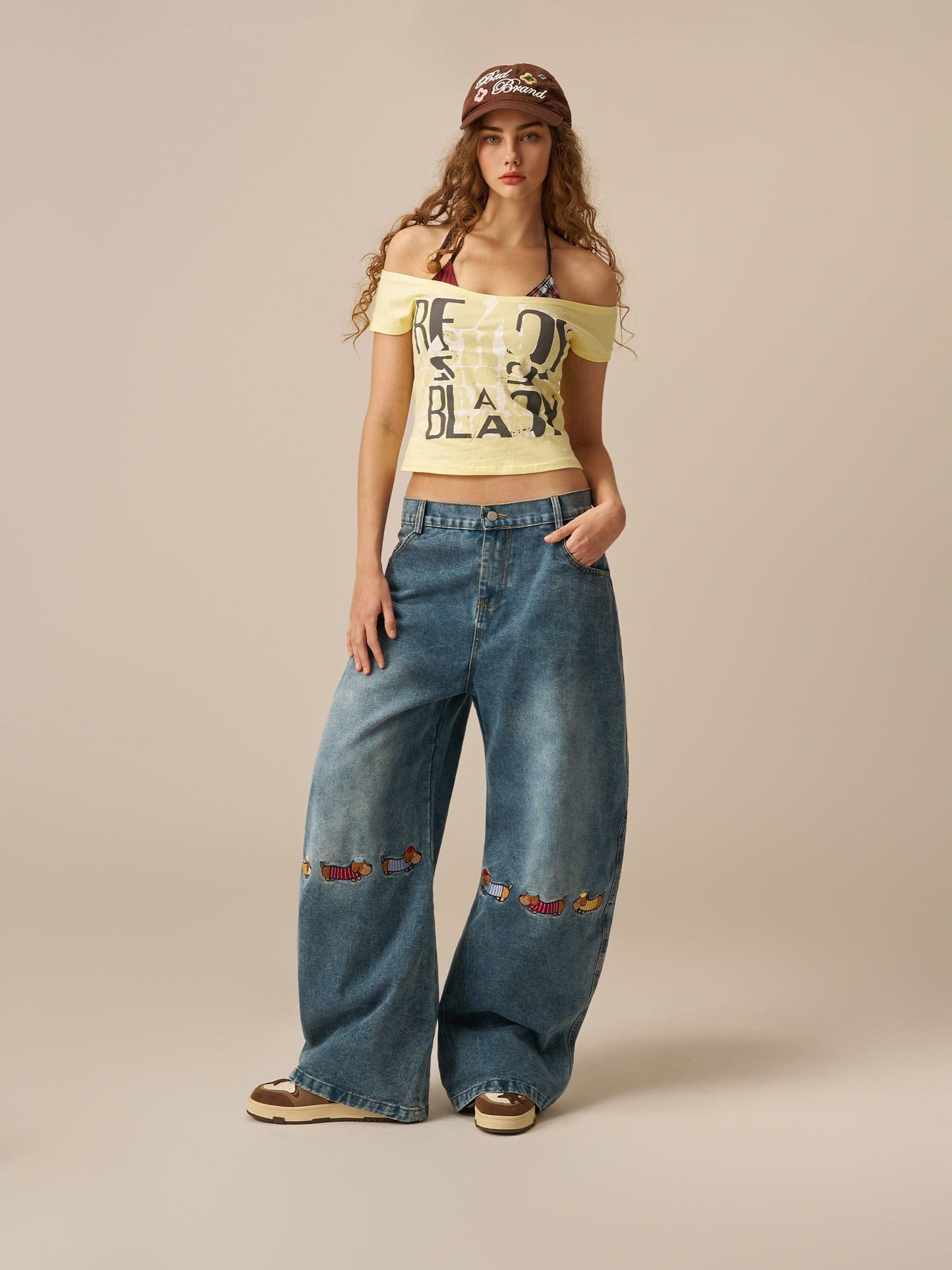 Pantalones vaqueros holgados Aelfric Eden con estampado de perro barril.