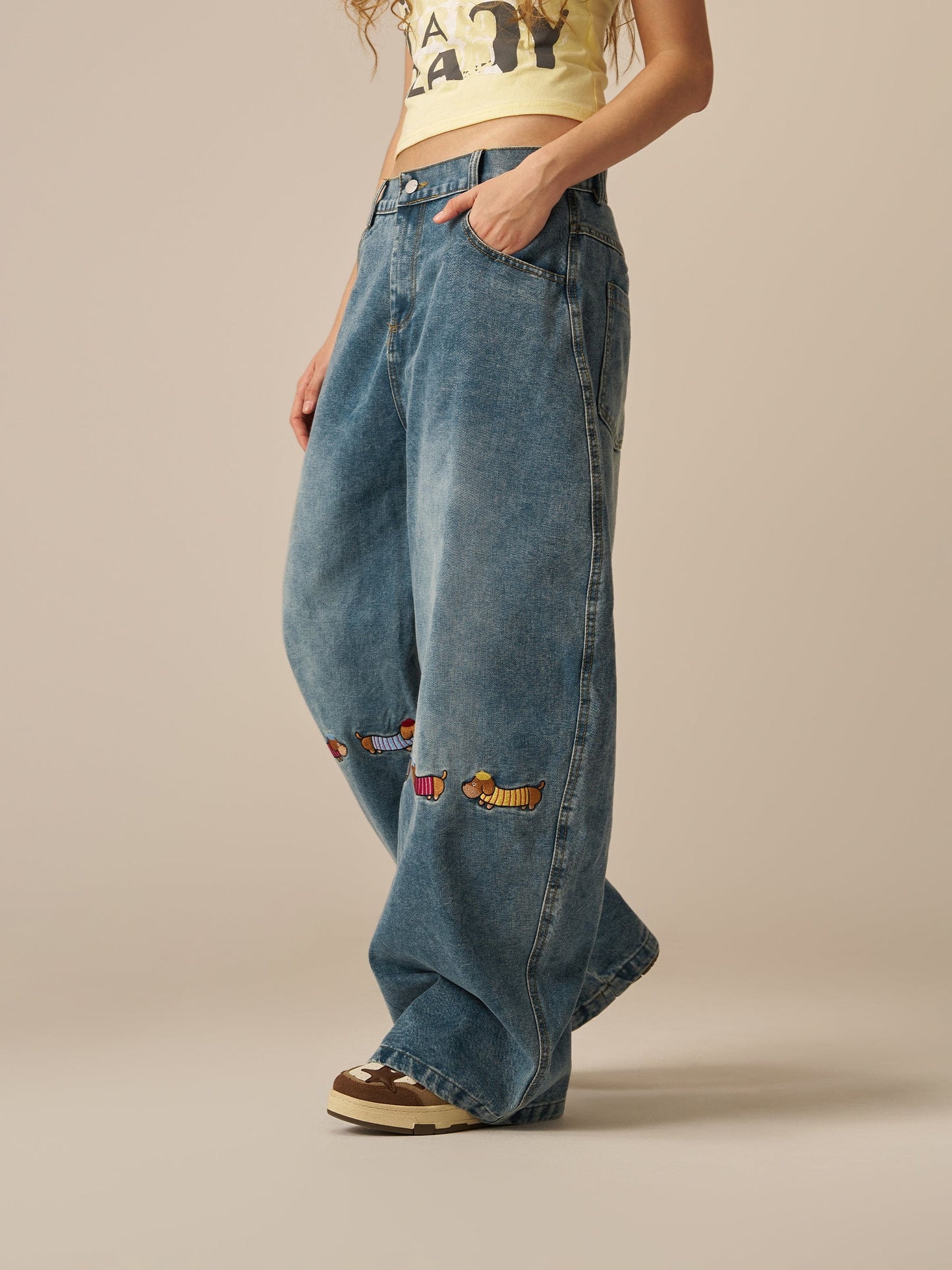Pantalones vaqueros holgados Aelfric Eden con estampado de perro barril.